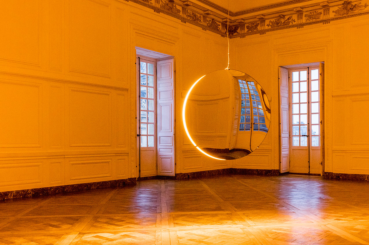 Olafur Eliasson, Solar compression, 2016. Convex mirrors, monofrequency light, stainless steel, paint (white), motor, control unit. 10cm ⌀ 120cm. Palace of Versailles, 2016. Photo by Anders Sune Berg. Courtesy the artist; neugerriemschneider, Berlin; Tanya Bonakdar Gallery, New York © Olafur Eliasson.