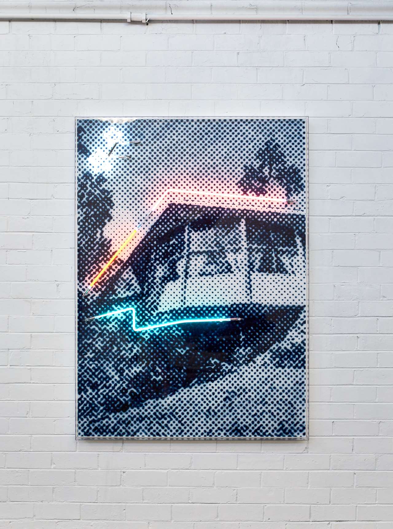 Tom Adair，《明日之屋》，双键上的喷枪丙烯酸聚合物和霓虹灯，丙烯酸框架，115x160 厘米。 ©汤姆·阿代尔。