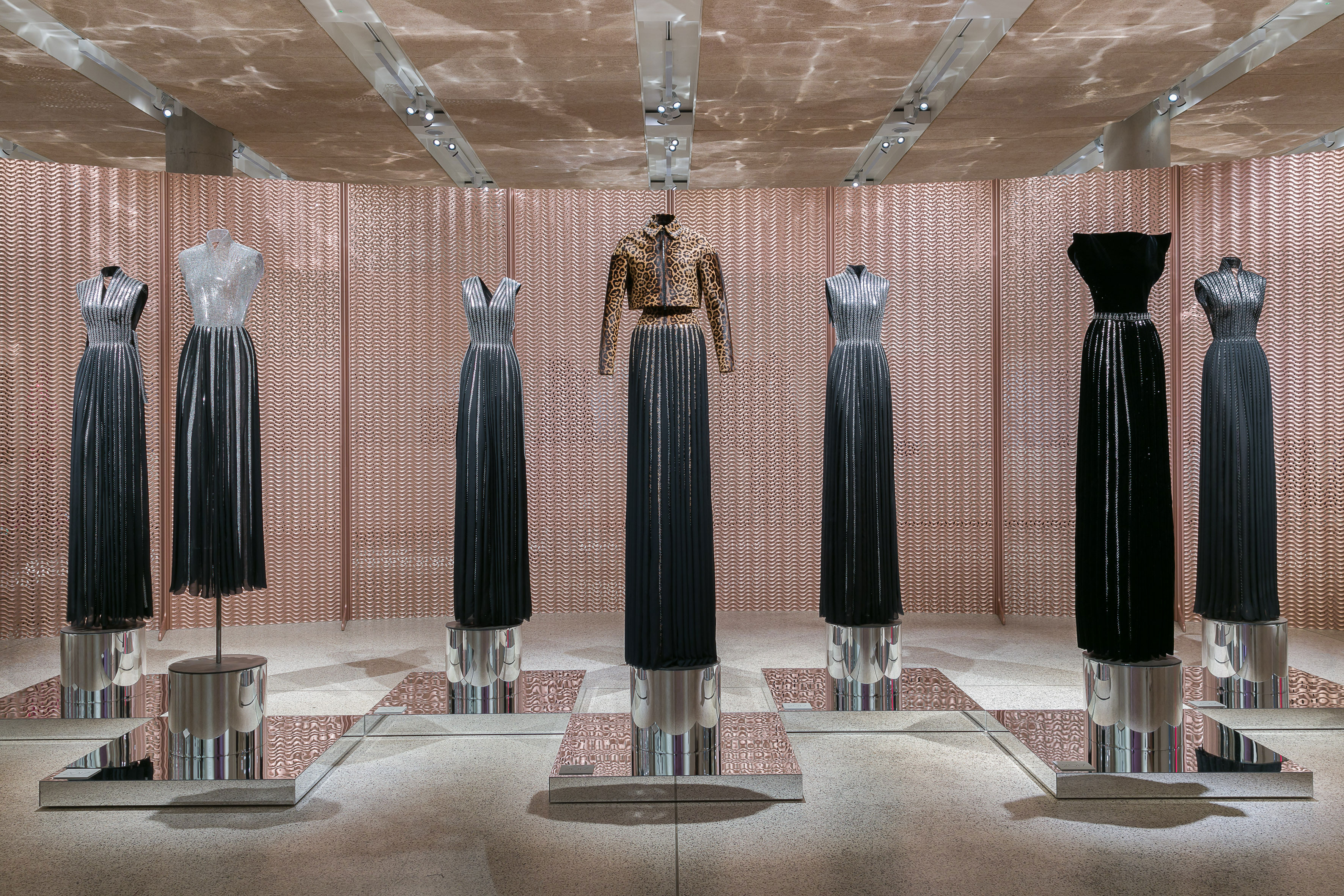 “Azzedine Alaïa: The Couturier”在设计博物馆展出。 马克·布洛尔摄。