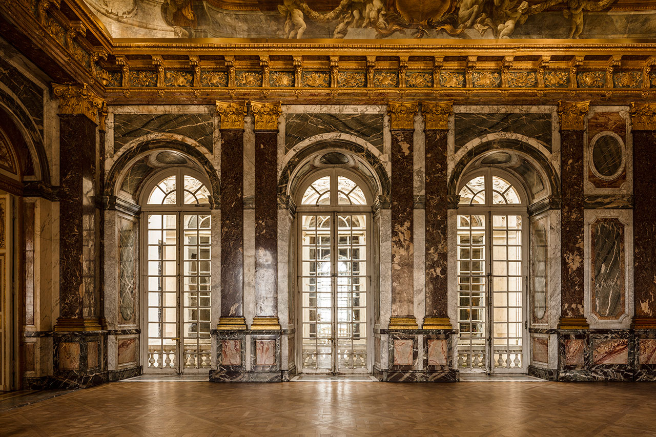 Olafur Eliasson, The curious museum, 2010. Mirror, scaffolding, steel, aluminium. 11.20 x 8.50 x 2.80 m . Palace of Versailles, 2016. Photo by Anders Sune Berg. Courtesy the artist; neugerriemschneider, Berlin; Tanya Bonakdar Gallery, New York © Olafur Eliasson.