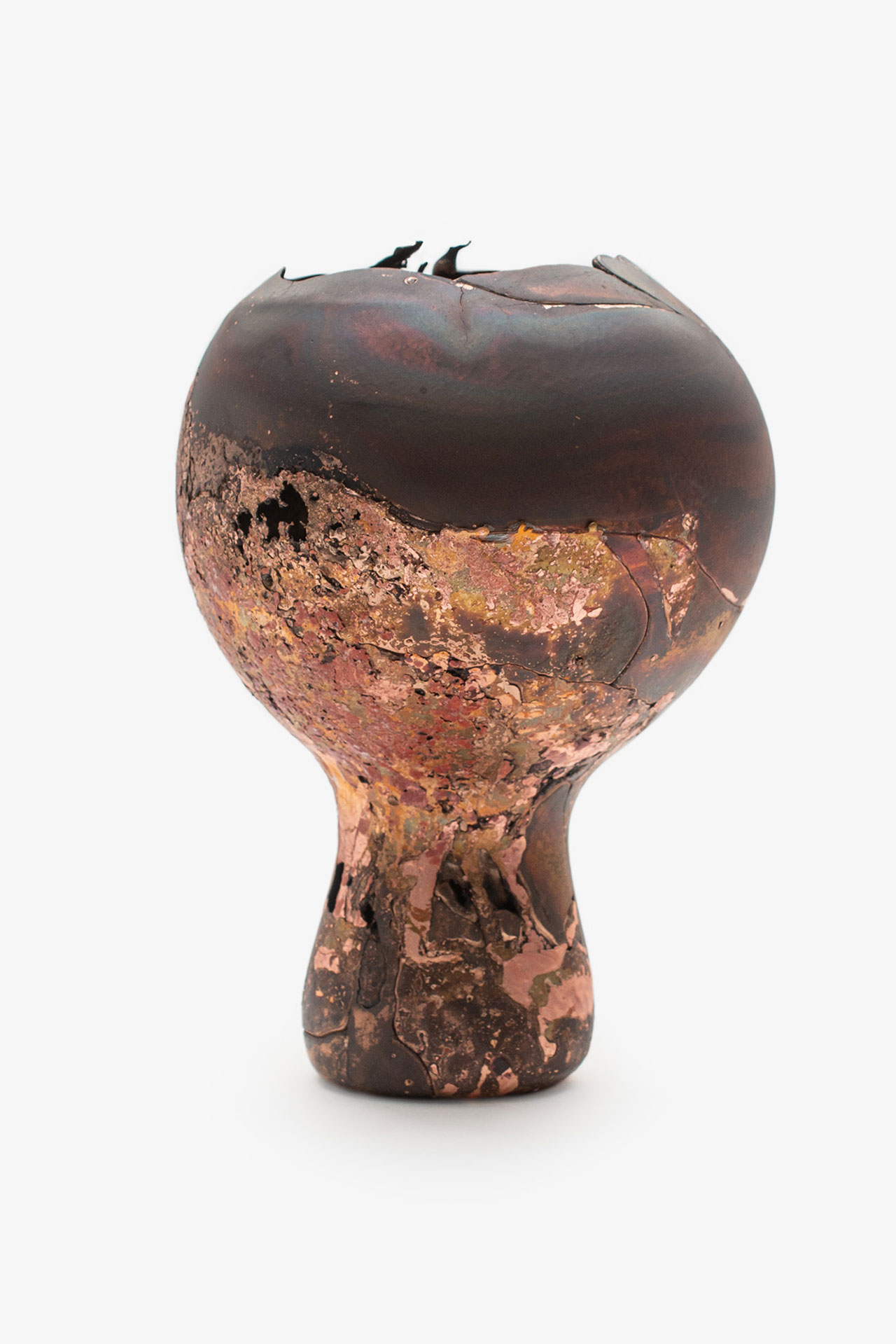Omer Arbel, OAO113.2020.16, 2020.
21 x 15 x 15 cm.
Copper alloy cast in glass.
Courtesy Carwan gallery.