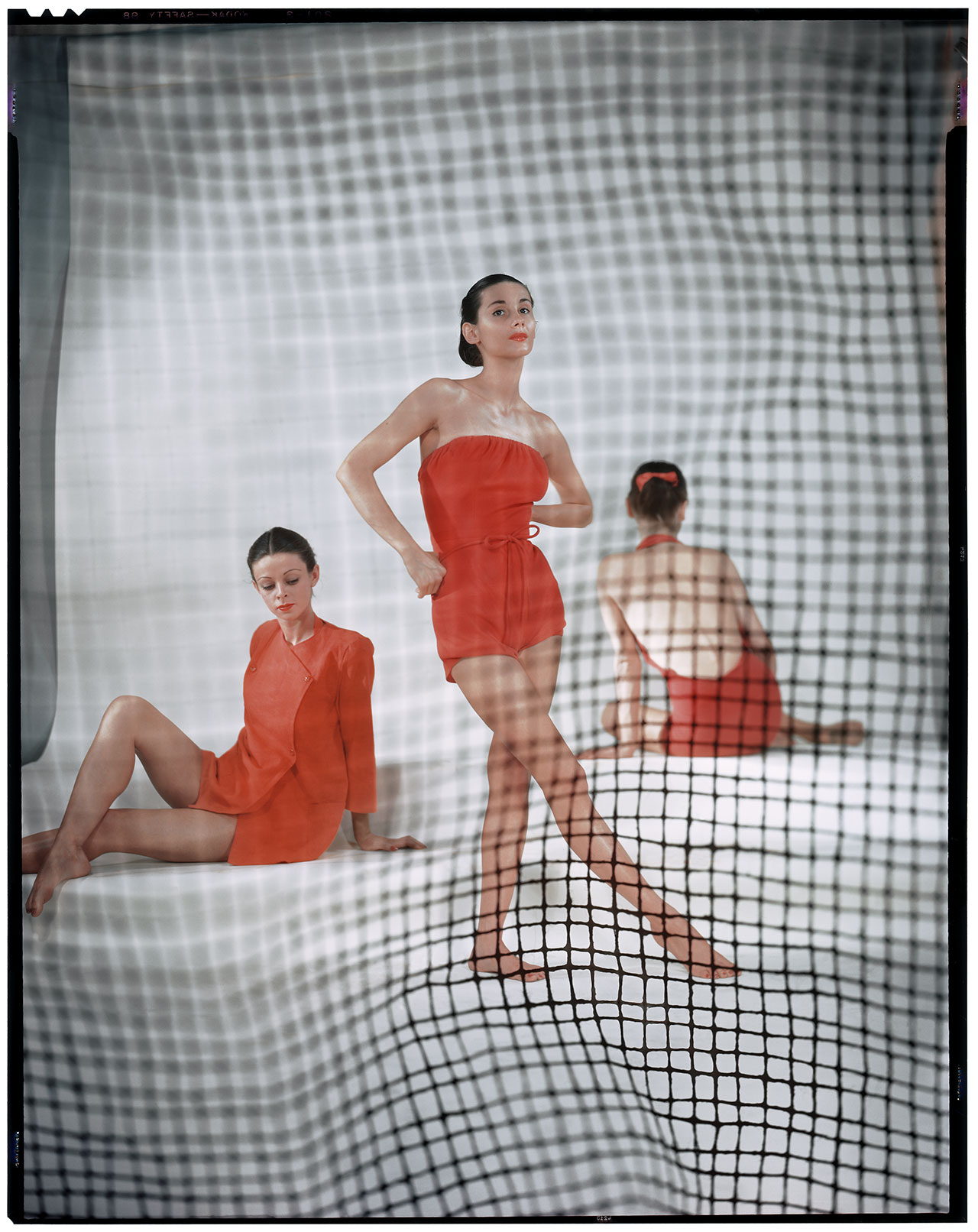 Variant of the photograph published in Vogue US, May 1946 © The Estate of Erwin Blumenfeld.