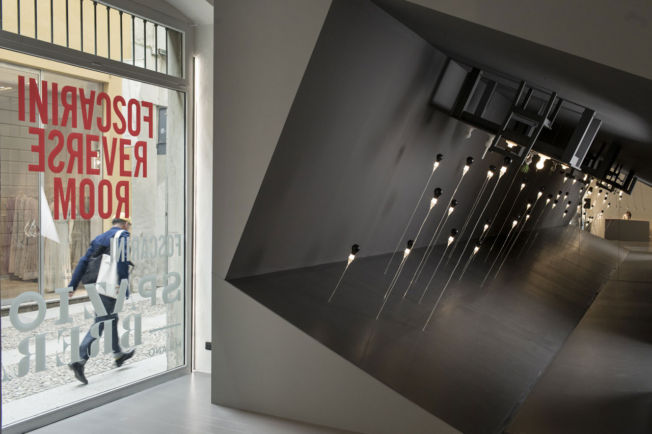 The signature collection “The Light Bulb Series,” developed in collaboration between Foscarini and James Wines/SITE, was the protagonist of the installation “REVERSE ROOM” at Foscarini Spazio Brera. Photo © Foscarini.