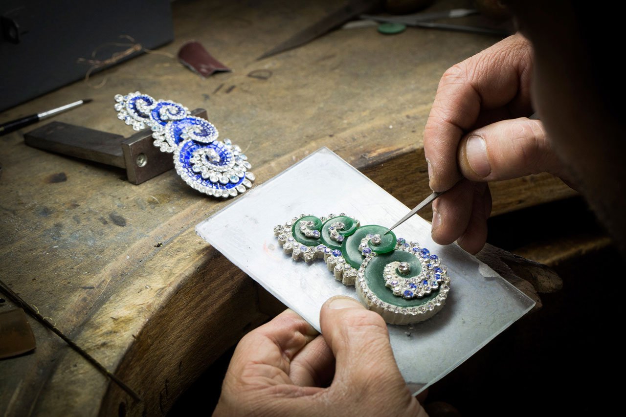The making of Vagues Mystérieuses. Clip, Mystery Set sapphires, sapphires, Paraíba-like tourmalines, diamonds. Inspired by the Caspian Sea. Sevens Seas high jewelry collection, photo © Van Cleef &amp; Arpels.