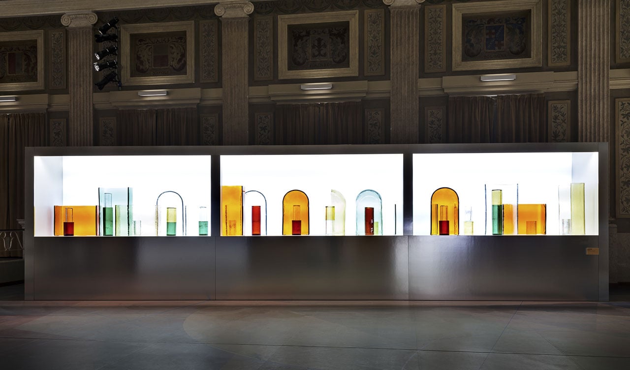 WonderGlass 在 Istituto dei Ciechi 举办的 KOSMOS 展览现场图。 图中是由 Ronan 和 Erwan Bouroullec 设计的“手工制作的几何物体，可以单独放置或组合以创造亲密景观”的 Alcova 系列。照片由 Leonardo Duggento 拍摄。