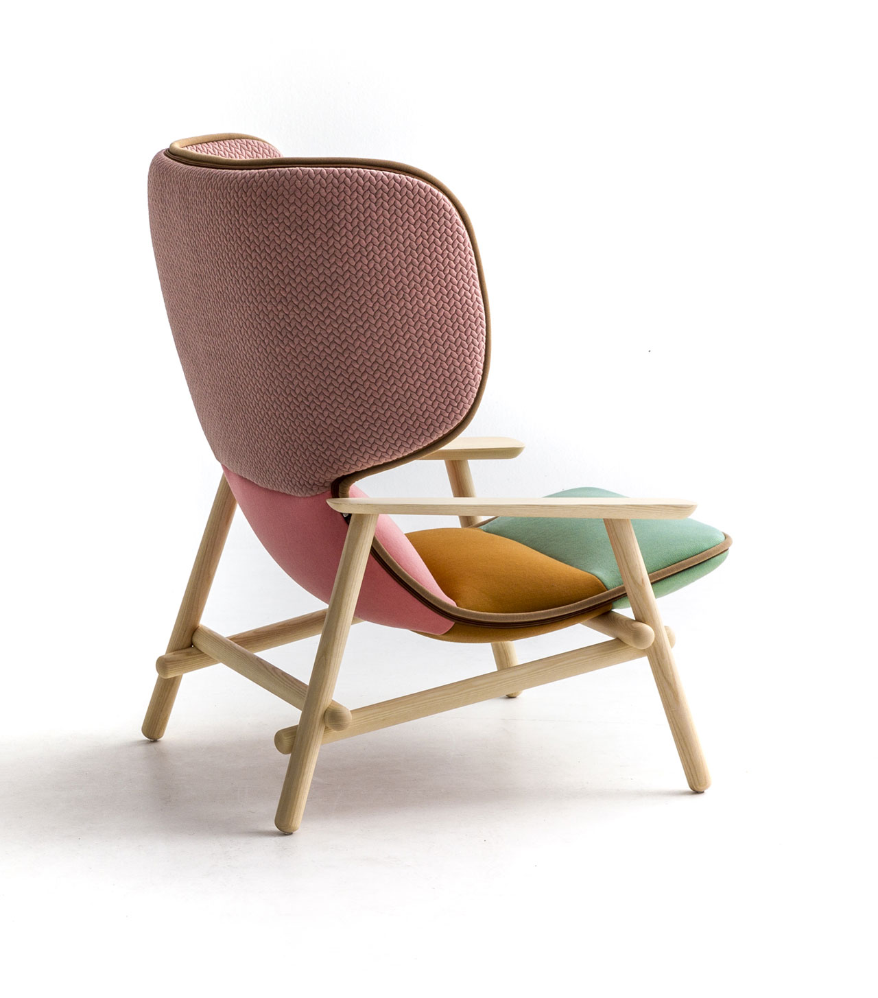 Patricia Urquiola 为 MOROSO 设计的新 Lilo 扶手椅。