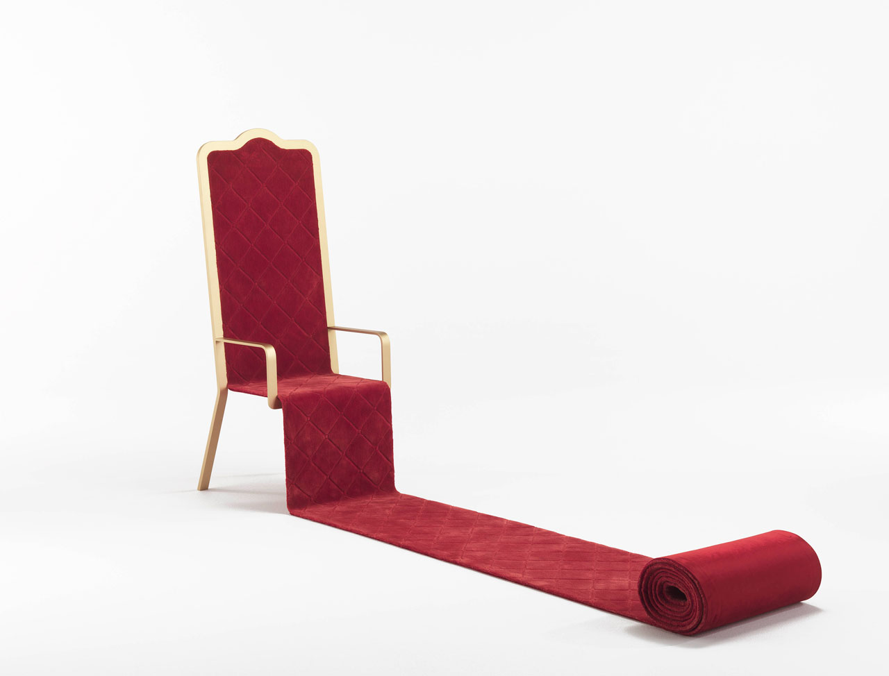 OSFORTH throne by Emanuele Magini for for JCP Universe.Materials: hand-woven red carpet in Bamboo Silk on iron structure in matte “tailor made” gold finish.Dimensions (H x W x D): 150cm x 59cm x 62-500cm.Photo by Silvio Macchi © JCP Universe.