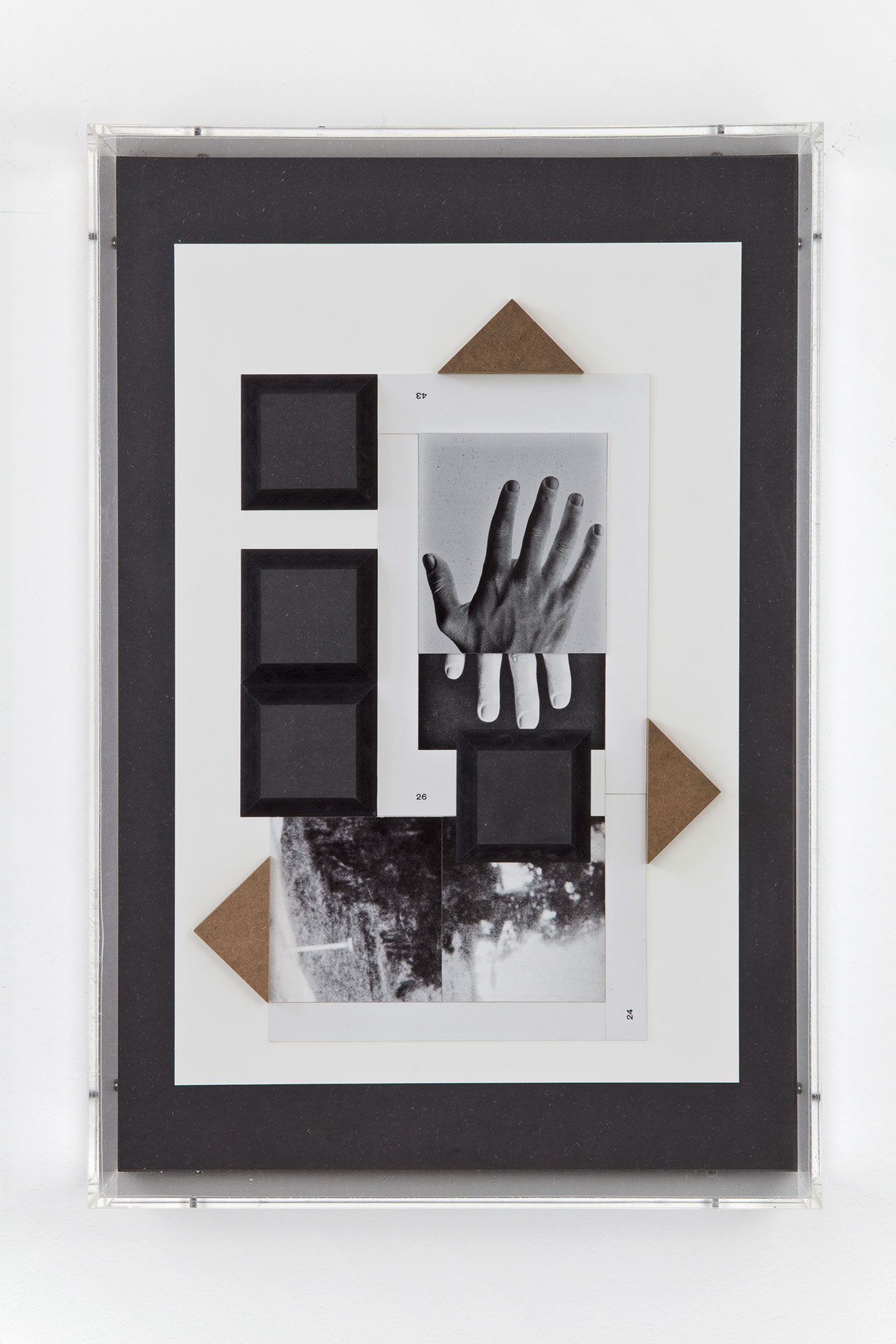 Bernhard Hosa，《超自然建构主义》#07，2016 年。MDF，喷墨打印，亚克力玻璃，90 x 60 x 12 厘米。 伯恩哈德·霍萨摄。 向艺术家致敬。
