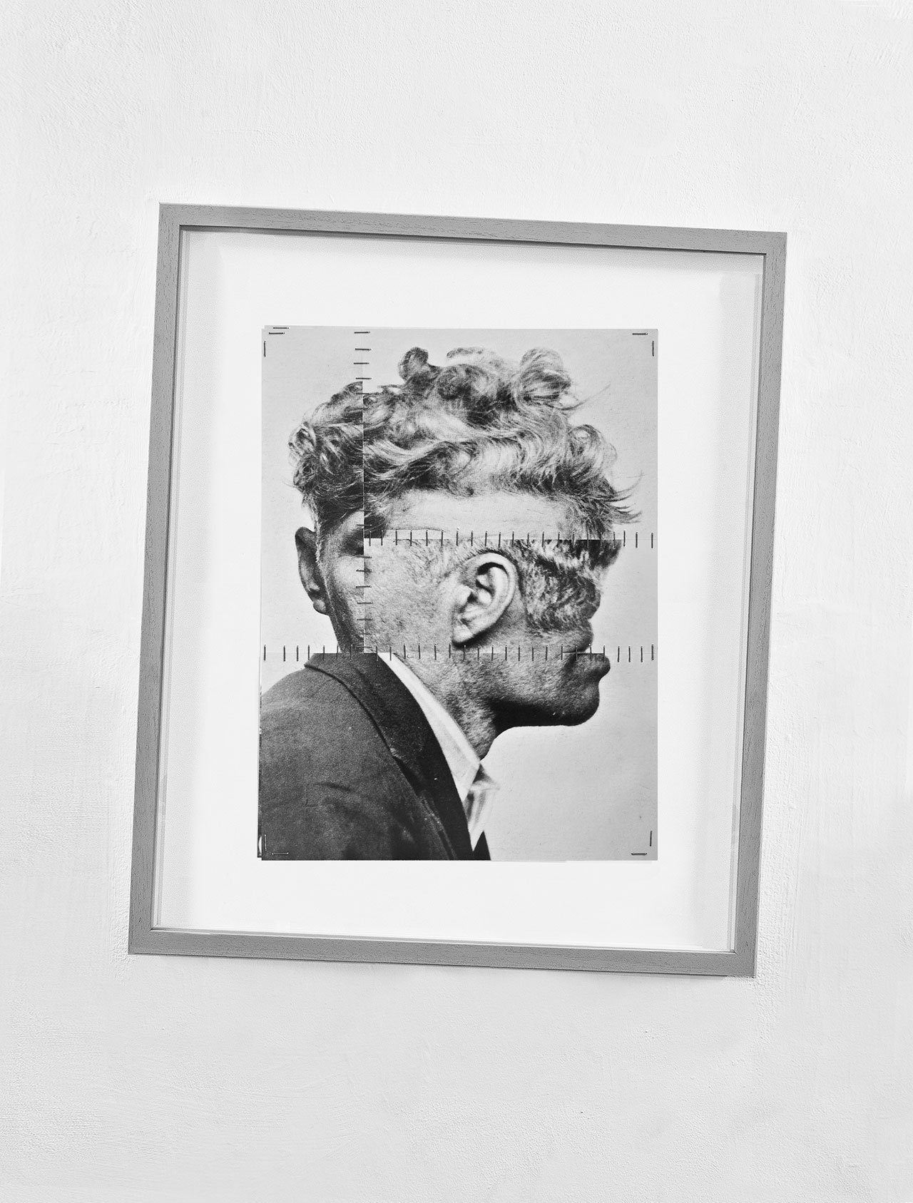 Bernhard Hosa，来自 Auf der Suche nach dem richtigen Bild 系列，2012。胶合板和纸板喷墨打印，订书钉，39,5 x 29,5 厘米 - 60 x 50 厘米，3 + 1 AE。 伯恩哈德·霍萨摄。 向艺术家致敬。 对于这个系列，Hosa 拼贴了 20 世纪一本关于面相学的书中发现的精神病患者的肖像。 
