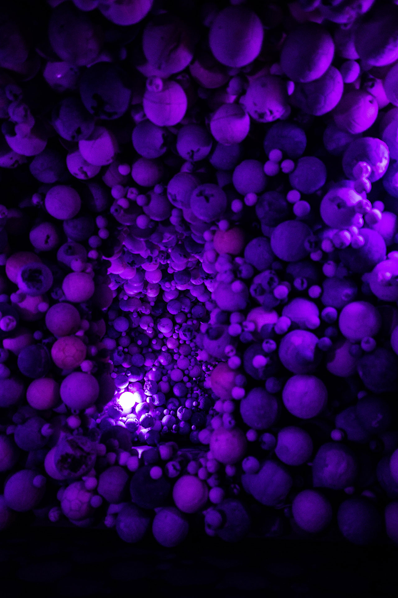 Daniel Arsham，紫水晶球洞。 阿姆斯特丹莫科博物馆的展览现场。 伊莎贝尔·詹森摄。