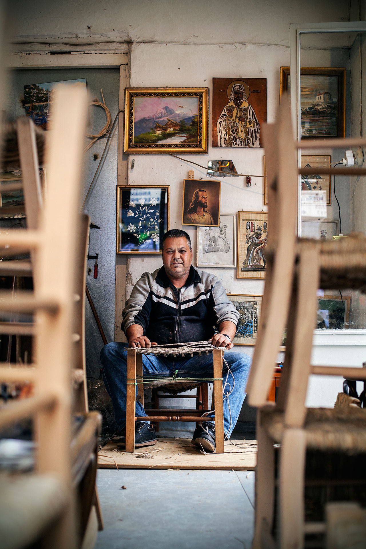 Athens. The core business of Athanasopoulos‘ workshop is to build and repair the wooden greek tavern chair. © Benjamin Tafel. 