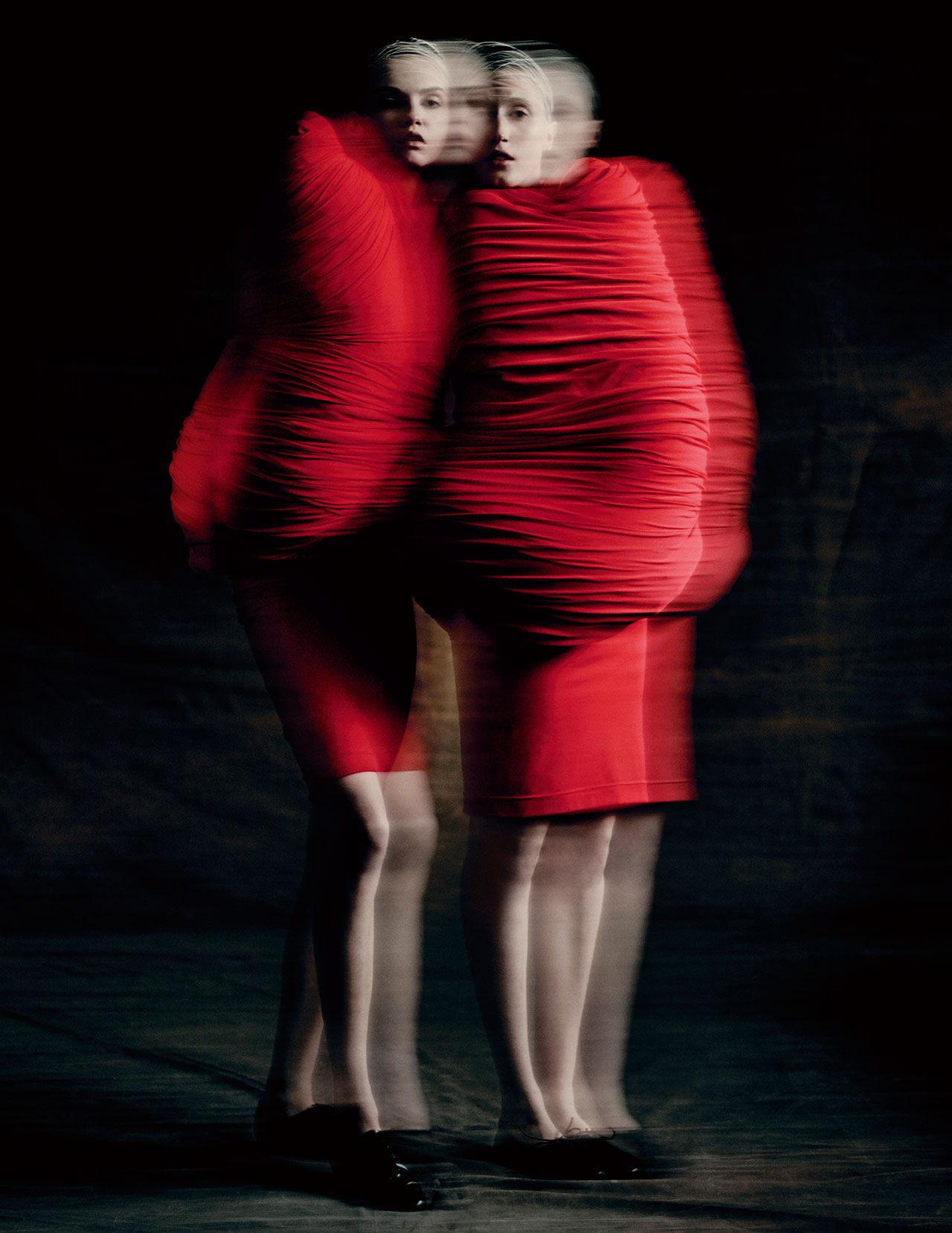 Comme des Garçons 的川久保玲。 身体遇见连衣裙——连衣裙遇见身体，1997 春夏； 由 Comme des Garçons 提供。 摄影：© Paolo Roversi； 由大都会艺术博物馆提供。