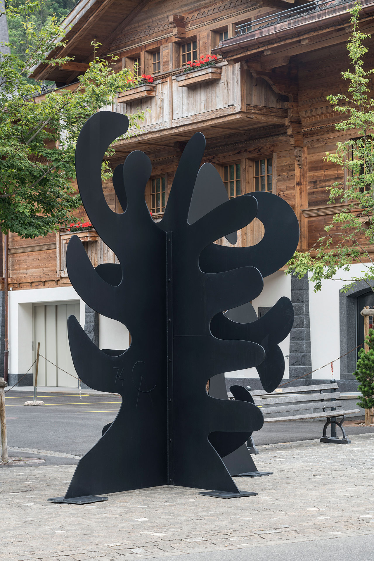 亚历山大·考尔德，“肚”（1974）。 装置视图，Promenade 66，Gstaad，瑞士，2016。© 2016 Calder Foundation，纽约/DACS 伦敦。 由纽约 Calder 基金会提供/纽约艺术资源和 Hauser &  沃特。 乔恩·埃特摄。