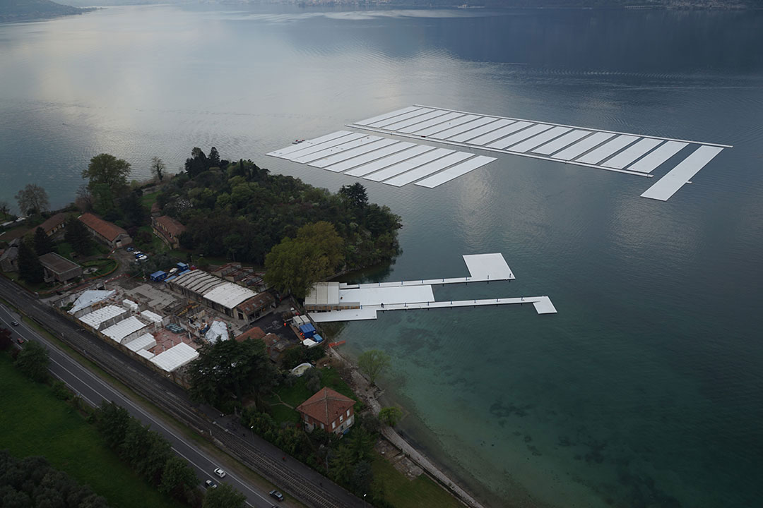 Aerial view of the project’s building yard on the Montecolino peninsula (left) and the parking area for the thirty 100 by 16 meter sections on Lake Iseo (right), April 2016. Photo by Wolfgang Volz.