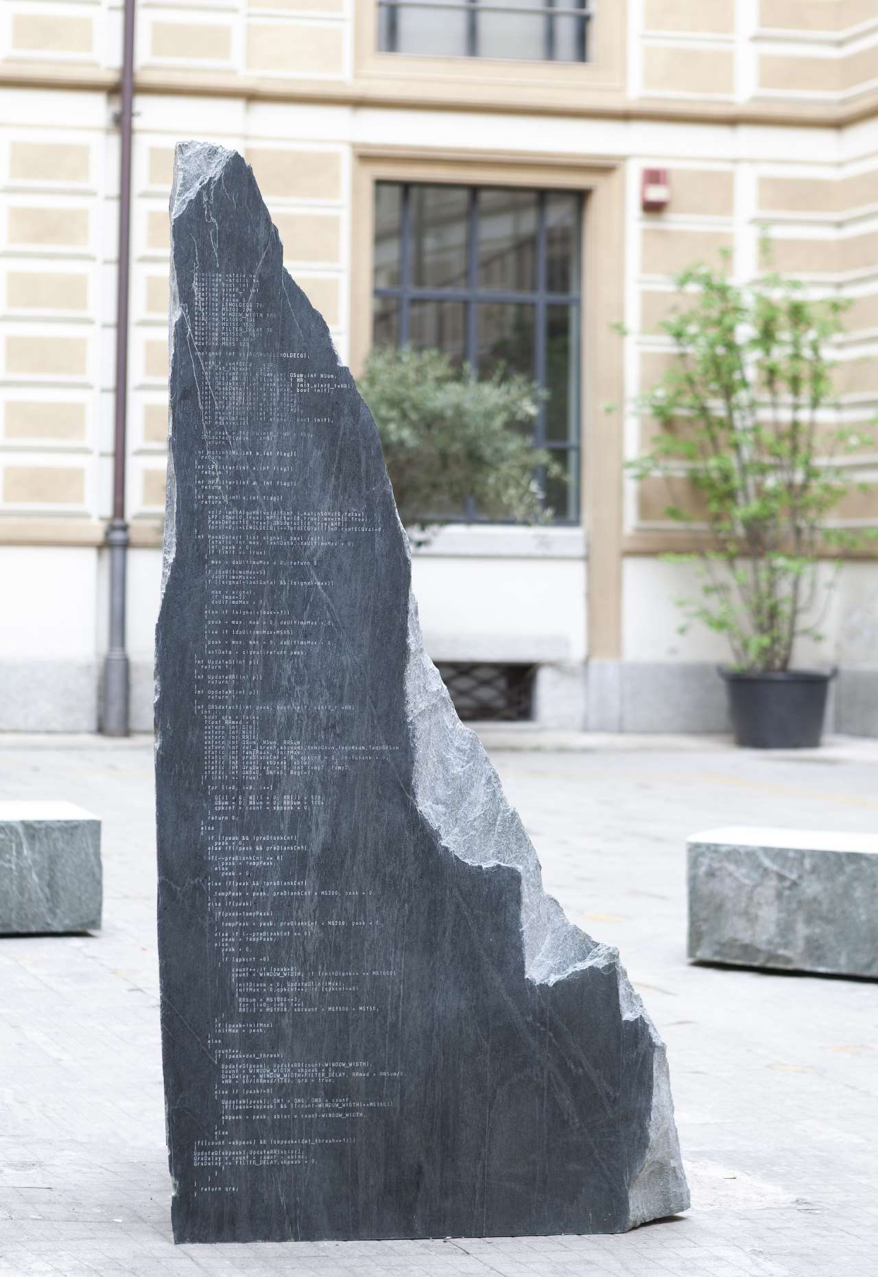 罗伯托·西罗尼 (Roberto Sironi) 的《人类代码》展览视图，以 Menhir (2019) 为特色。 费德里科·维拉摄。