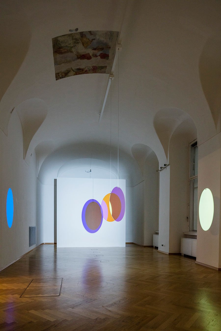 奥拉维尔·埃利亚松您的欢迎反射，20032 彩色效果滤光玻璃（蓝色、红色）、电机、HMI 灯、三脚架 ø 75 厘米萨沃伊王子尤金的冬宫，维也纳 2015 照片由安德斯·苏恩·伯格提供，由蒂森-博内米萨当代艺术收藏馆提供，维也纳©奥拉维尔·埃利亚松。