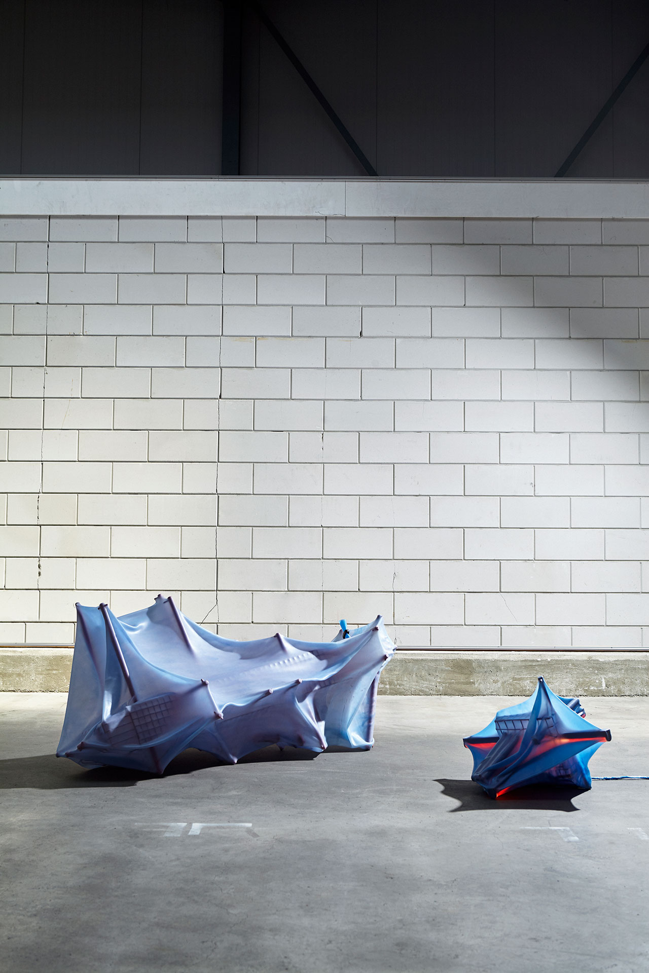 Alex Blondeau，物化对象。 搁架单元和灯被一层薄膜覆盖，可以揭示工作中的内部结构。 ©埃因霍温设计学院。 照片由 Femke Rijerman 拍摄。