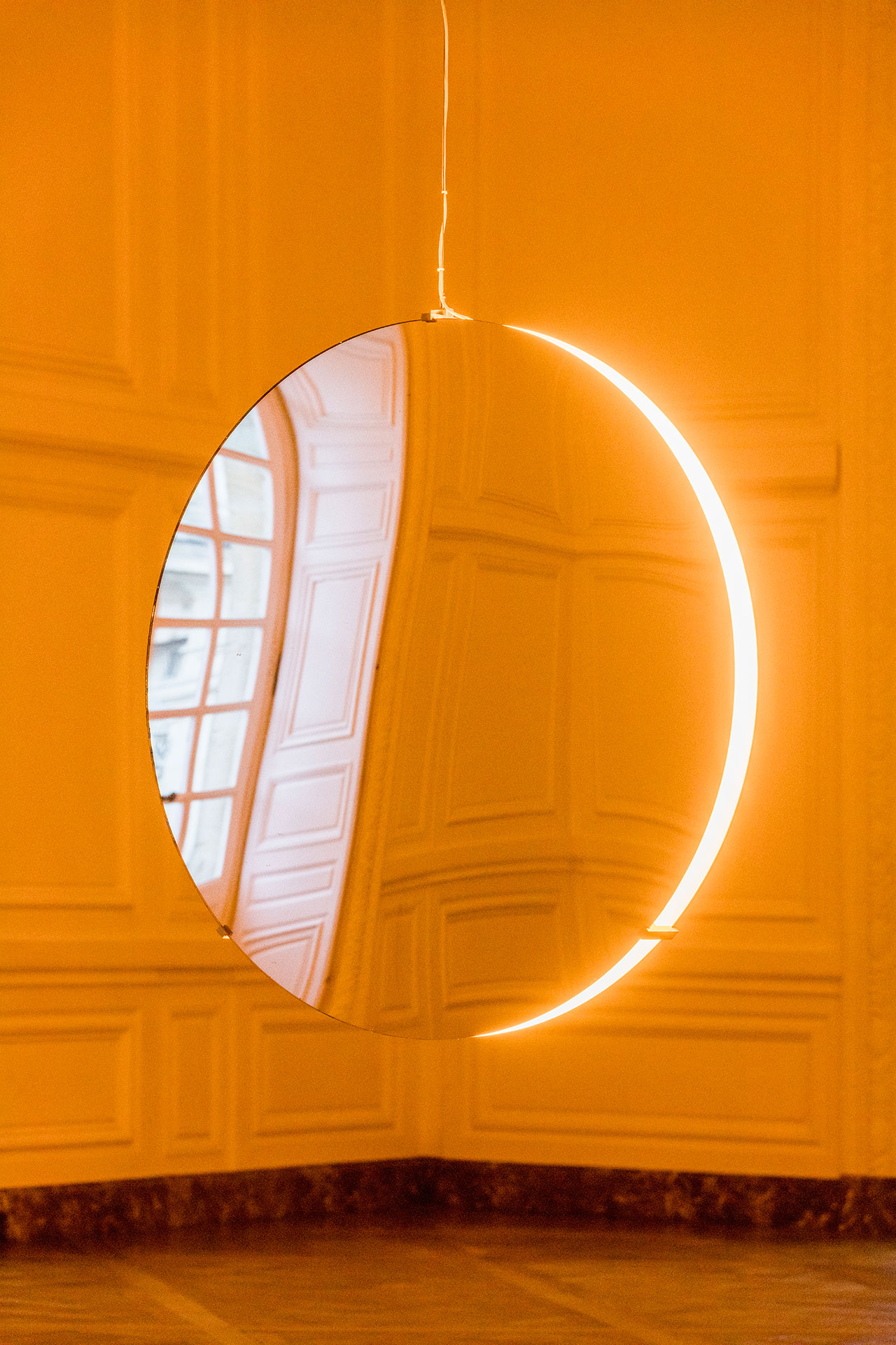 Olafur Eliasson, Solar compression, 2016. Convex mirrors, monofrequency light, stainless steel, paint (white), motor, control unit. 10cm ⌀ 120cm. Palace of Versailles, 2016. Photo by Anders Sune Berg. Courtesy the artist; neugerriemschneider, Berlin; Tanya Bonakdar Gallery, New York © Olafur Eliasson.