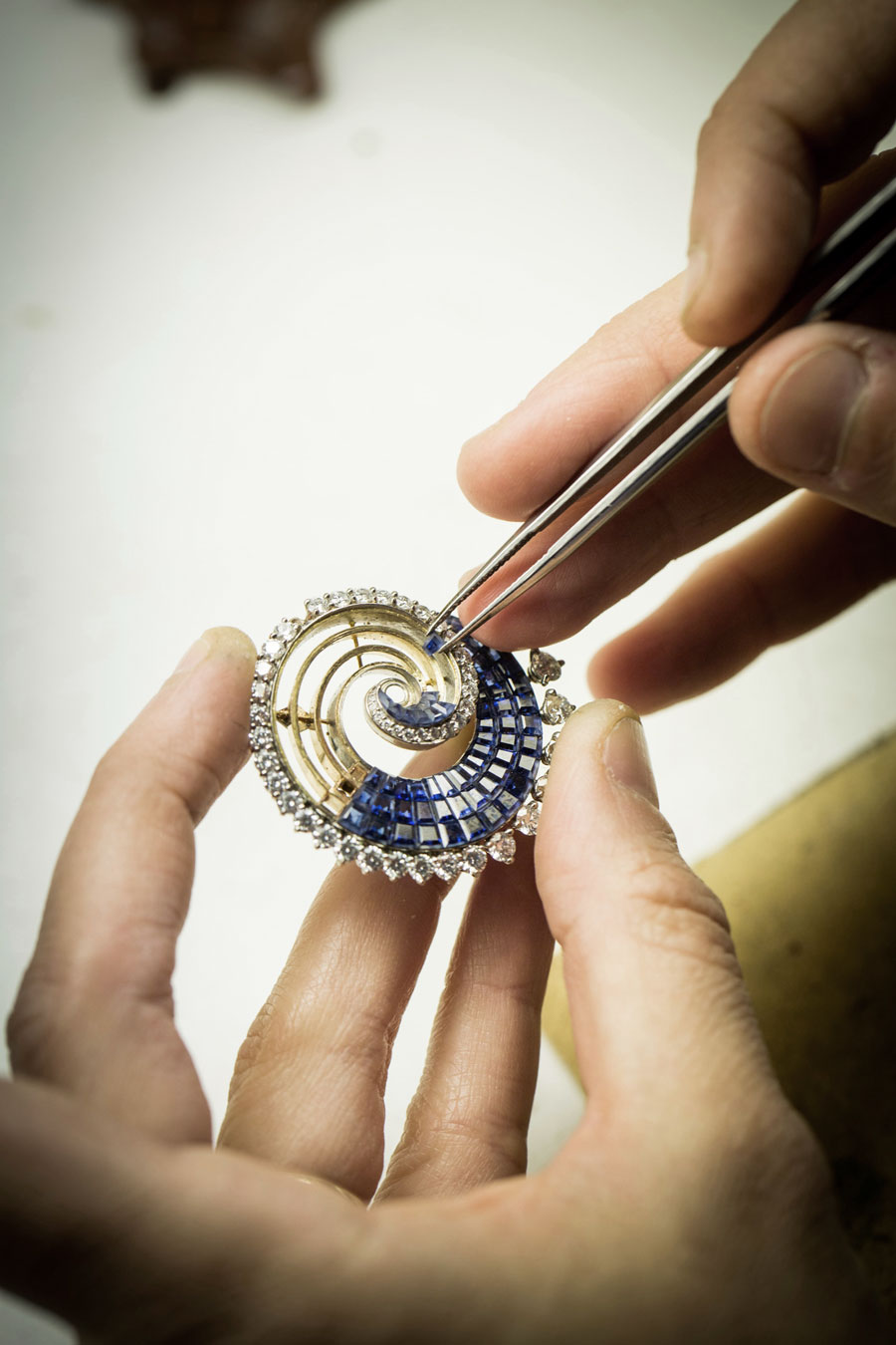 Mystery Set™ work: inserting the sapphire into the structure of the Van Cleef &amp; Arpels Vagues Mystérieuses clip, "Seven Seas" high jewellery collection. Photo © Van Cleef &amp; Arpels.