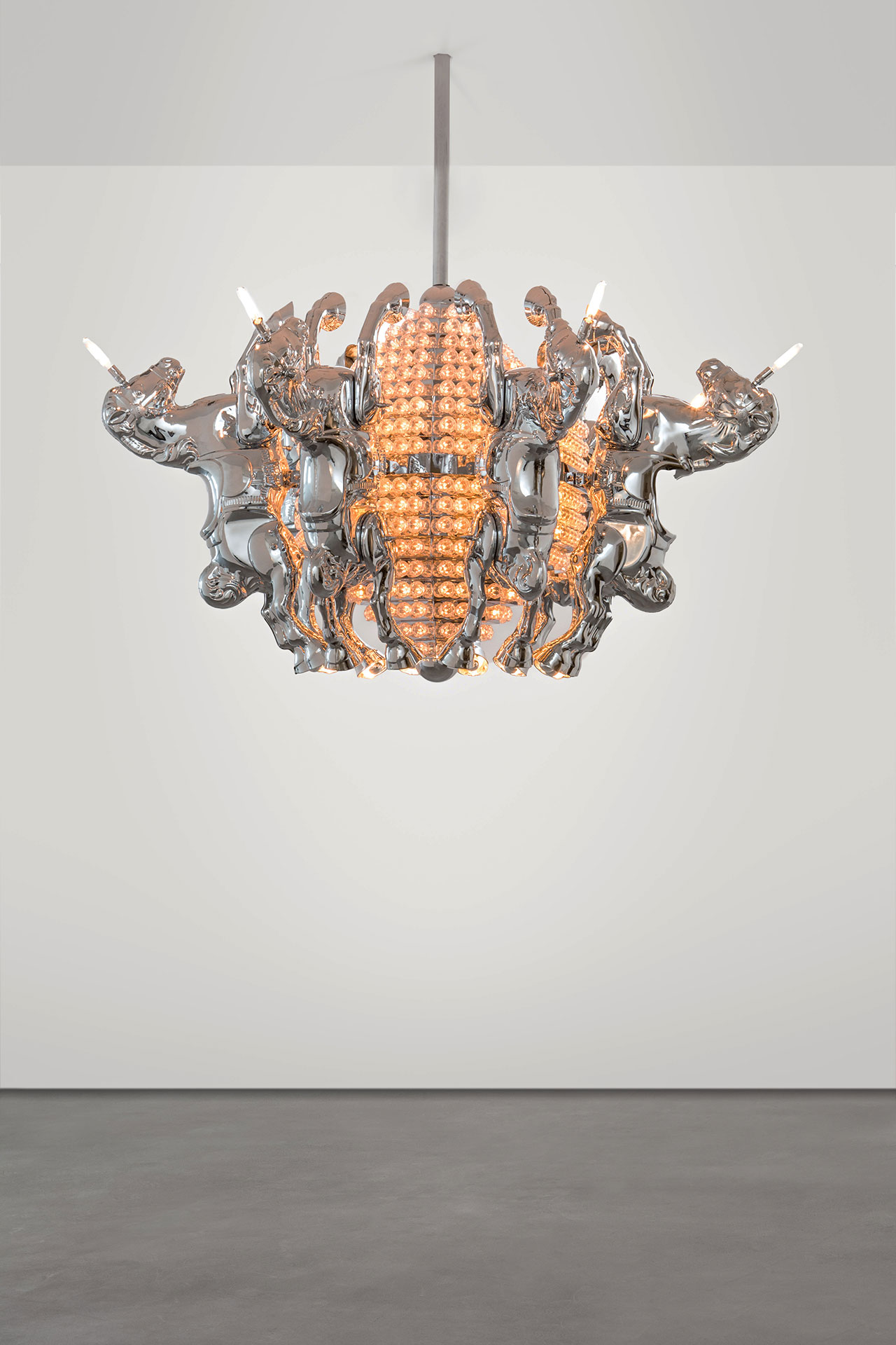Stuart Haygarth，Prairie King，2014 年。复古金属摇马，镀铬铝，cabachon 露天市场灯。 照片由艺术家提供。