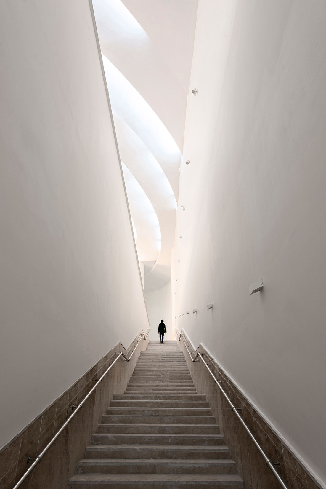 A staircase leading to the praying halls. Photo by Deed Studio.