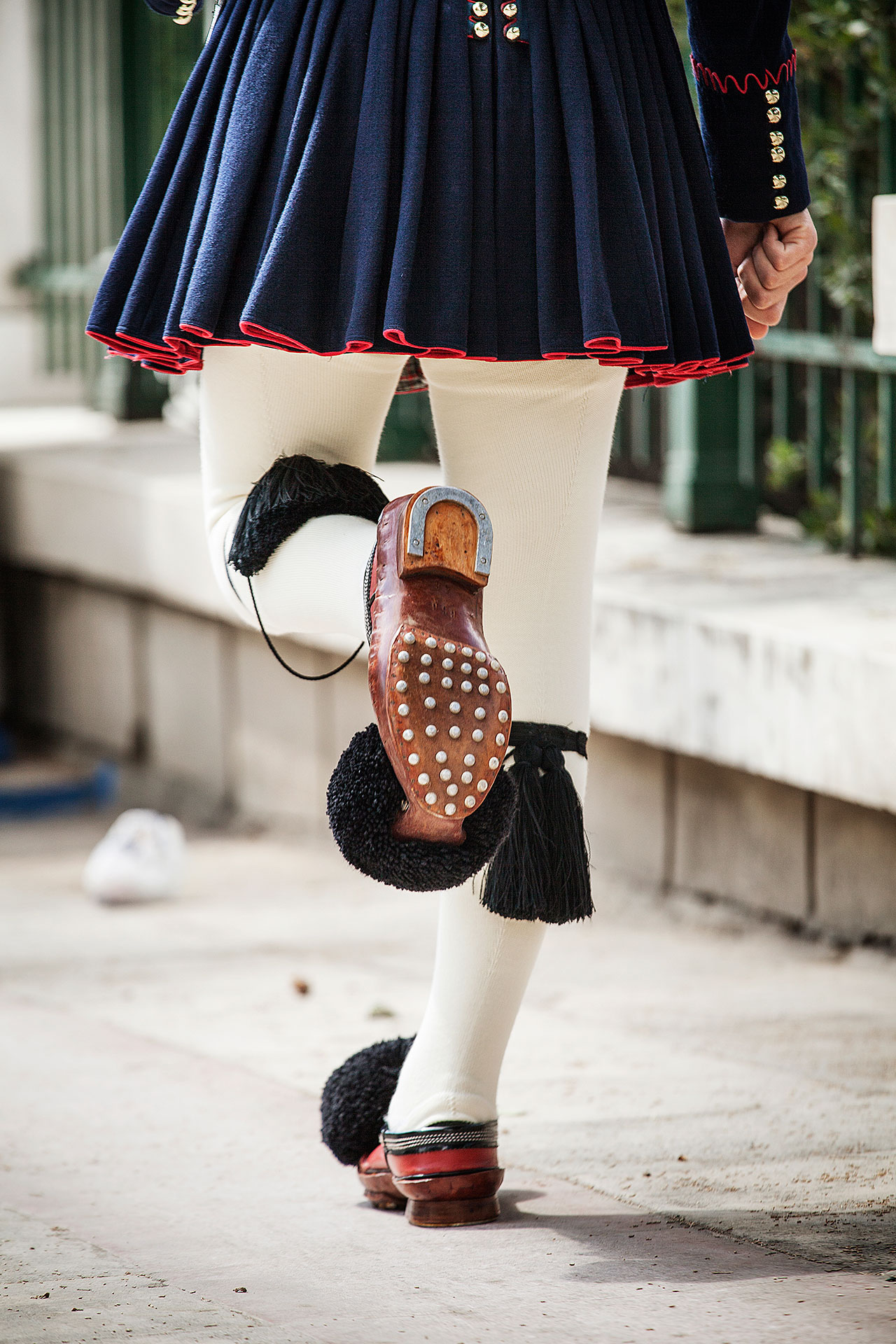 雅典。 Evzone 的 Tsarouchia 鞋底，即传统的红色木底鞋，钉满了钉子和铁。 © 本杰明·塔菲尔。