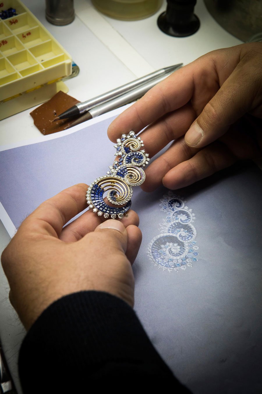 The making of Vagues Mystérieuses. Clip, Mystery Set sapphires, sapphires, Paraíba-like tourmalines, diamonds. Inspired by the Caspian Sea. Sevens Seas high jewelry collection, photo © Van Cleef &amp; Arpels.