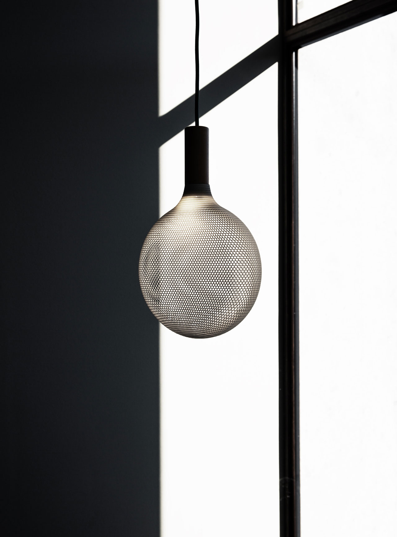 ExNovo, Affilia lamp. Photo courtesy alessandro zambelli design studio.
