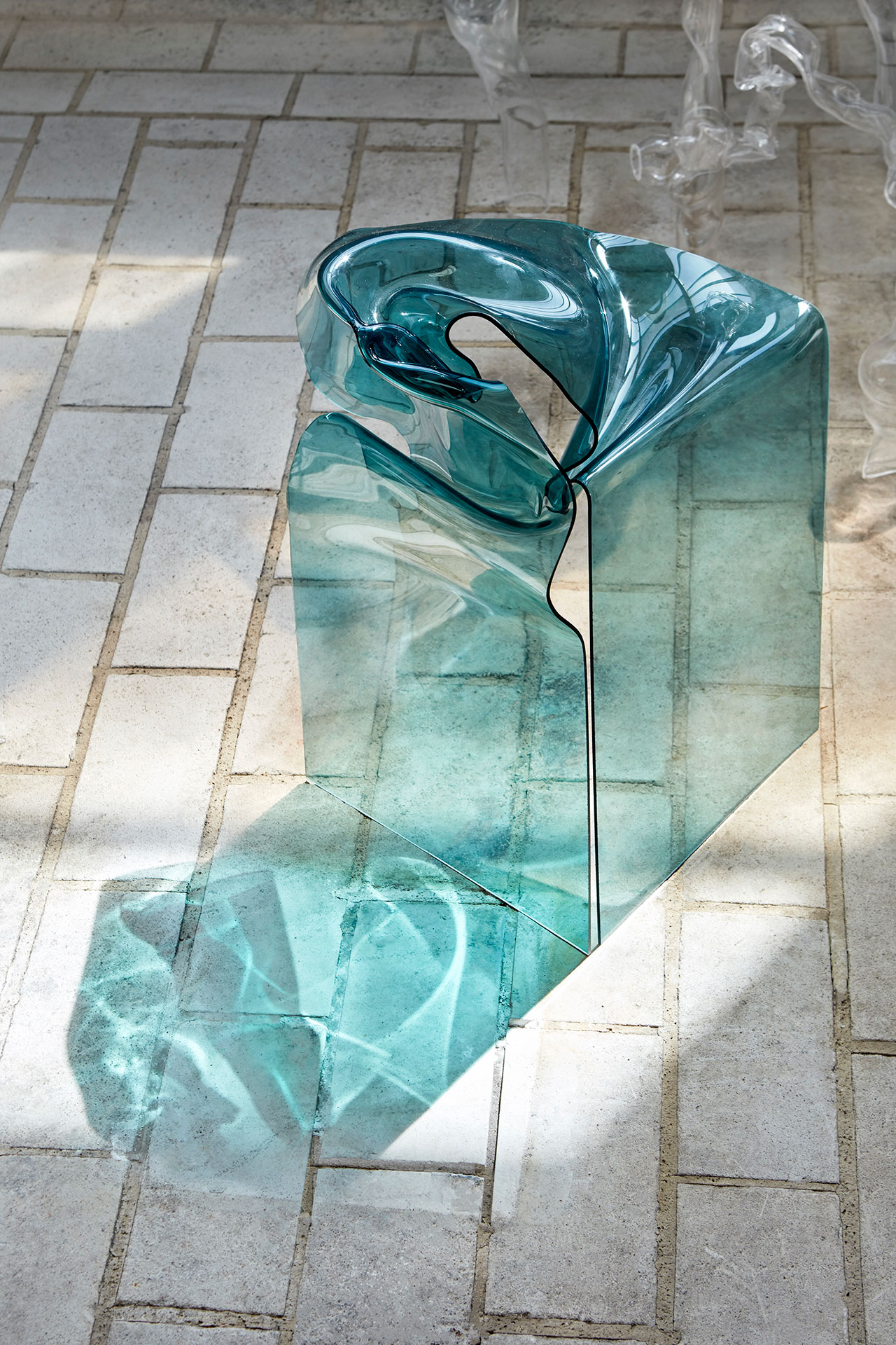 多里安·雷纳德，《扭曲之美》。 “扭曲之美”是一项关于如何通过颠覆性地使用工艺技术改变我们对材料的偏见的研究，从而产生一系列优雅的塑料物品。 ©埃因霍温设计学院。 罗纳德·史密茨摄。