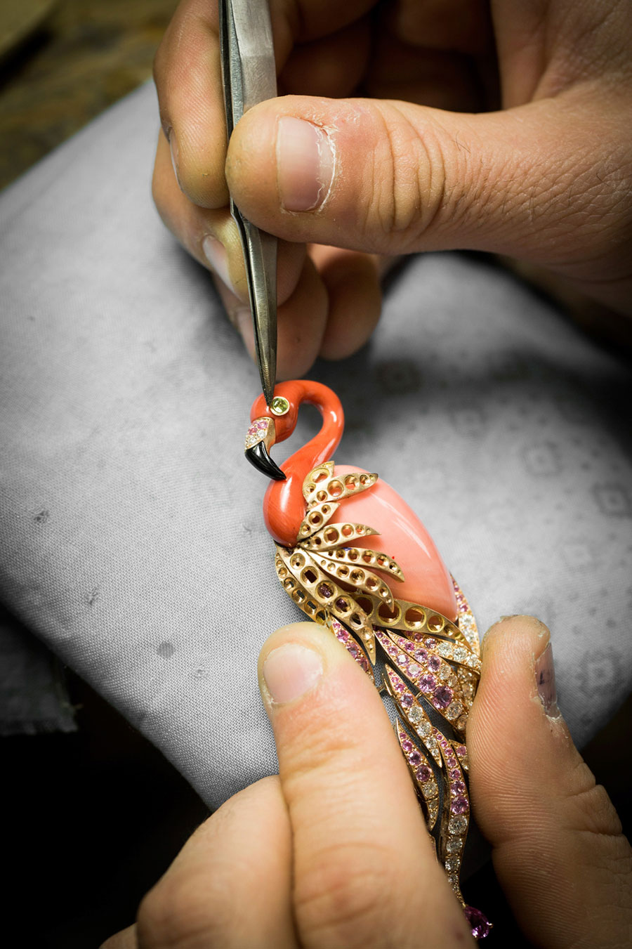 Flamant Corail 项链的制作，带有可拆卸的珊瑚、粉红色蓝宝石、橄榄石、缟玛瑙和钻石夹子。 照片 © Van Cleef & 雅宝。