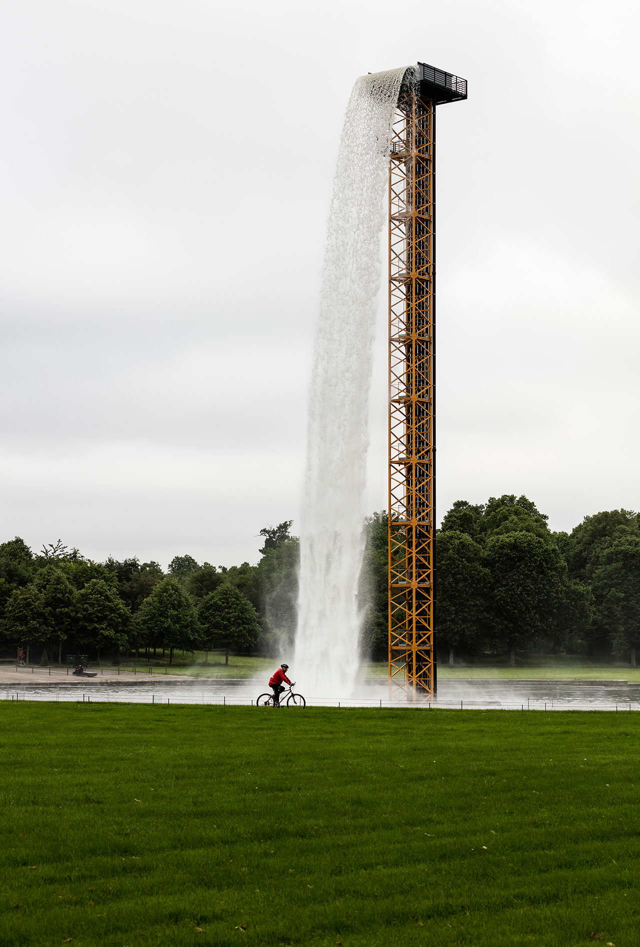 Olafur Eliasson, Waterfall, 2016. Crane, water, stainless steel, pump system, hose, ballast. Palace of Versailles, 2016. Photo by Anders Sune Berg. Courtesy the artist; neugerriemschneider, Berlin; Tanya Bonakdar Gallery, New York © Olafur Eliasson. 