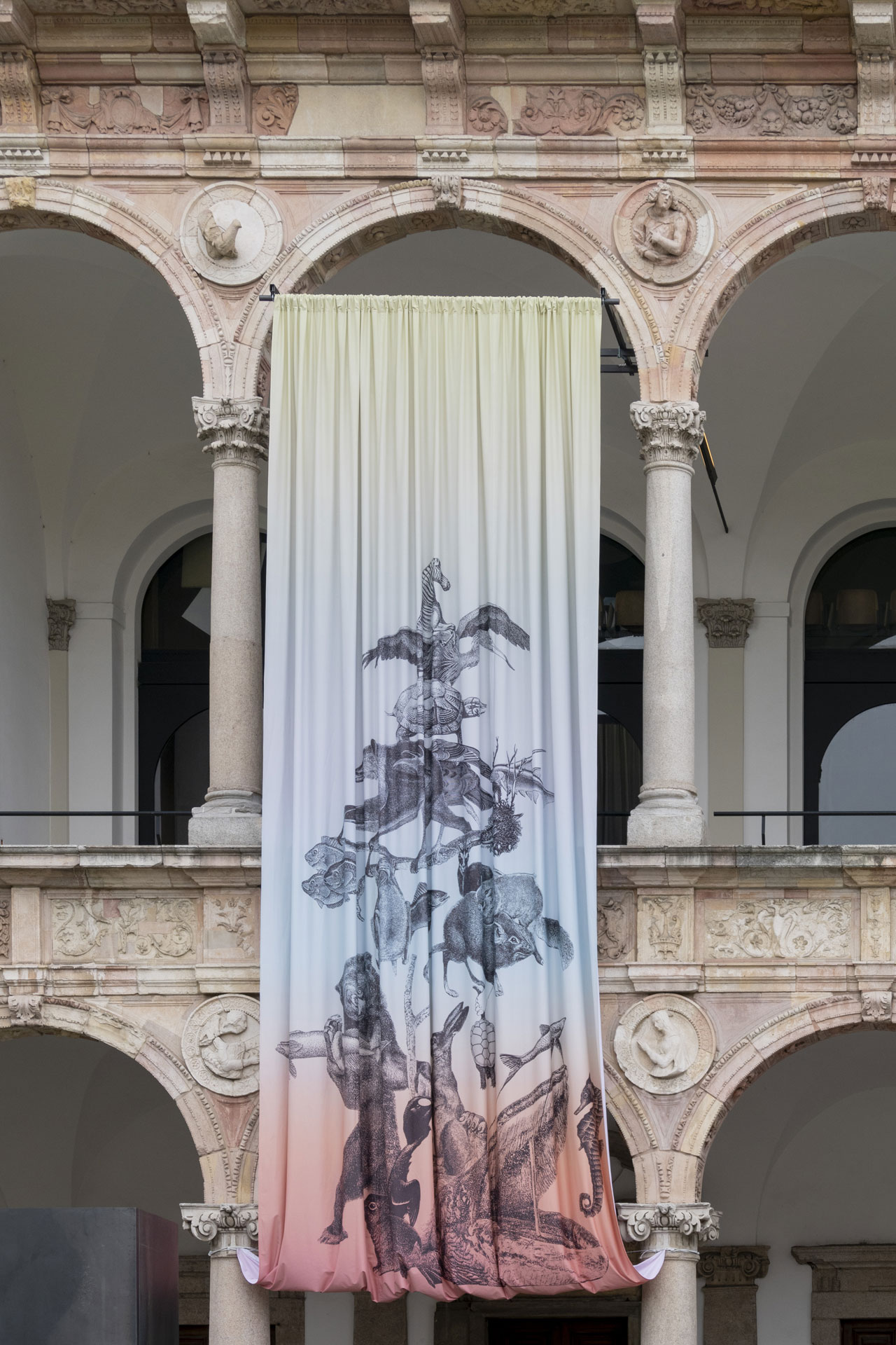 艺术家 Claudia Losi 与 Orticola di Lombardia 合作用天然染料着色的“Untitled_animals”丝绸床单在 INTERNI HOUSE IN MOTION 展览中展出。 照片由 Saverio Lombardi Vallauri 提供，由 INTERNI 杂志提供。