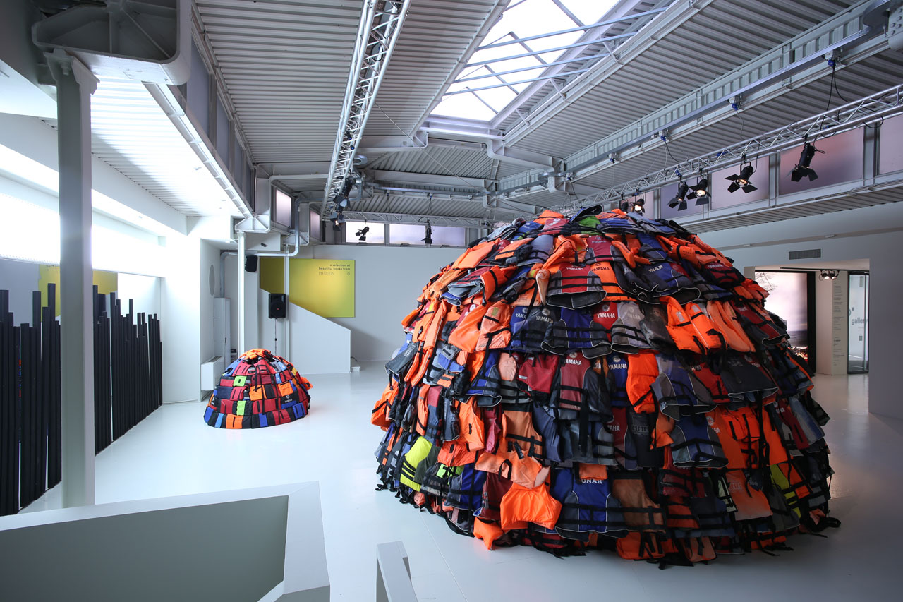 During Milan Design Week 2017 at its Via Pontaccio showroom, MOROSO presented the work "SOS" - Save Our Souls by 16-year-old young artist Achilleas Souras. A socially powerful installation assembled from hundreds of life jackets retrieved from the many thousands left on the shores of Lesbos Island by arriving migrants. 
Photo by Alessandro Paderni.
