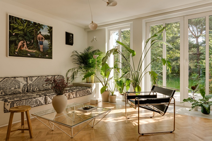 Furora Studio Infuses Tropical Flair into an Eclectically Designed Apartment in Wrocław