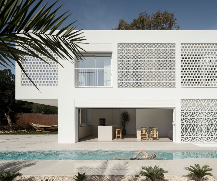 More Than White: A Monochromatic House in Alicante Belies a Complexity of Patterns and Finishes