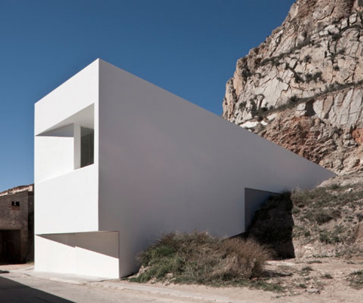 House On The Rocks by Fran Silvestre Architects