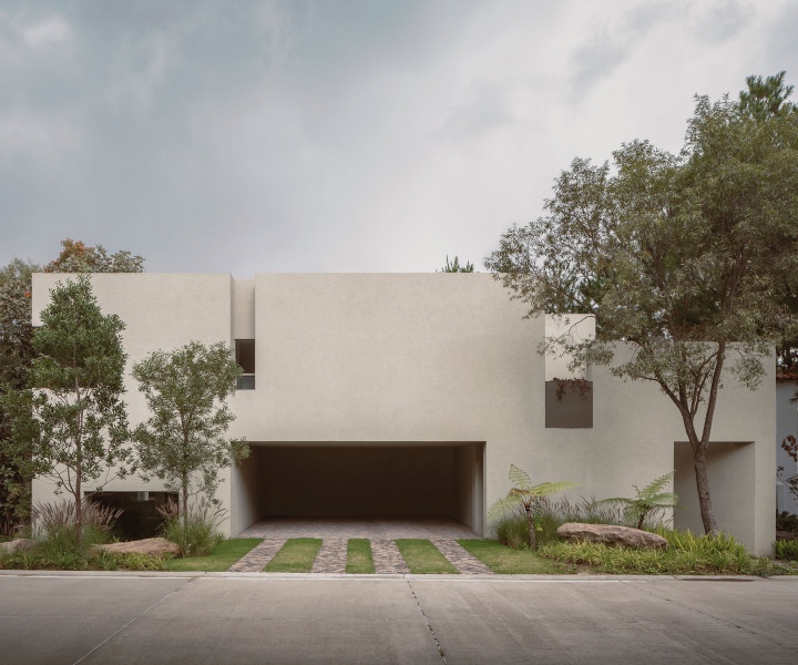 A House in Mexico is Designed as a Transitional Space Between the City and the Forest