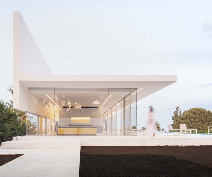 Reinventing the Glass Box House: Casa Hofmann in Valencia