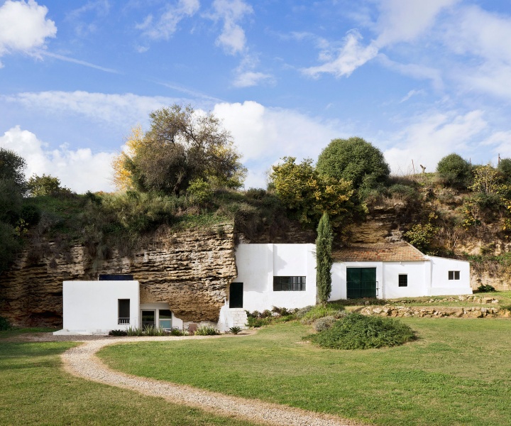 A Pristine Cave House in Spain by UMMOestudio