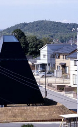 view toward facade // photo ©  Toshiyuki Yano [ Nacasa&amp;Partners Inc.]