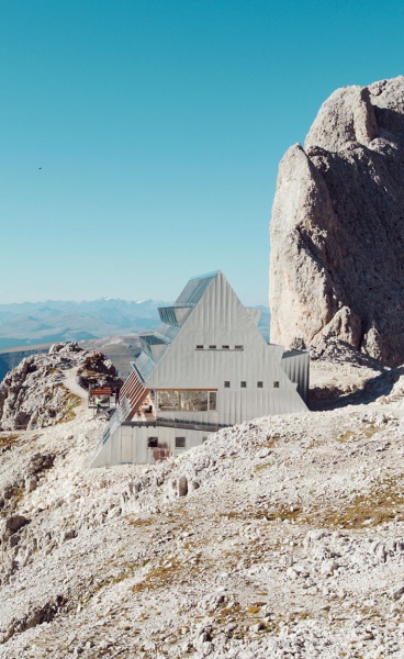 Santnerpass Hut: A Mountain Refuge in the Italian Dolomites Champions Modern Architecture